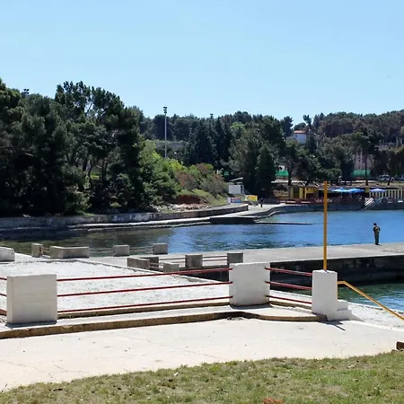 Apartment Apartments With A Parking Space Pula - 6985